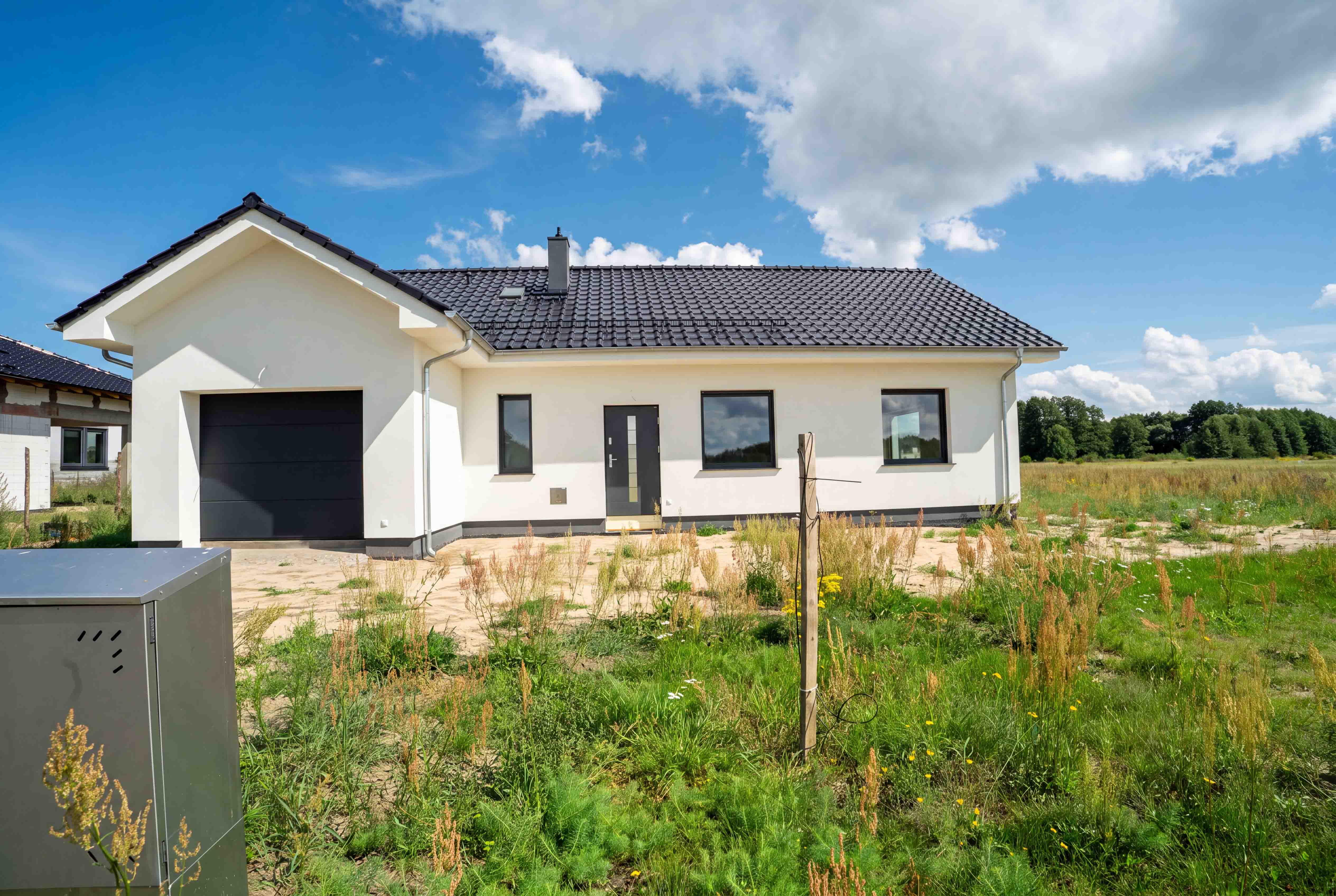 Nowy dom parterowy z garażem, 97 m² — Ochla — Elewacja i działka