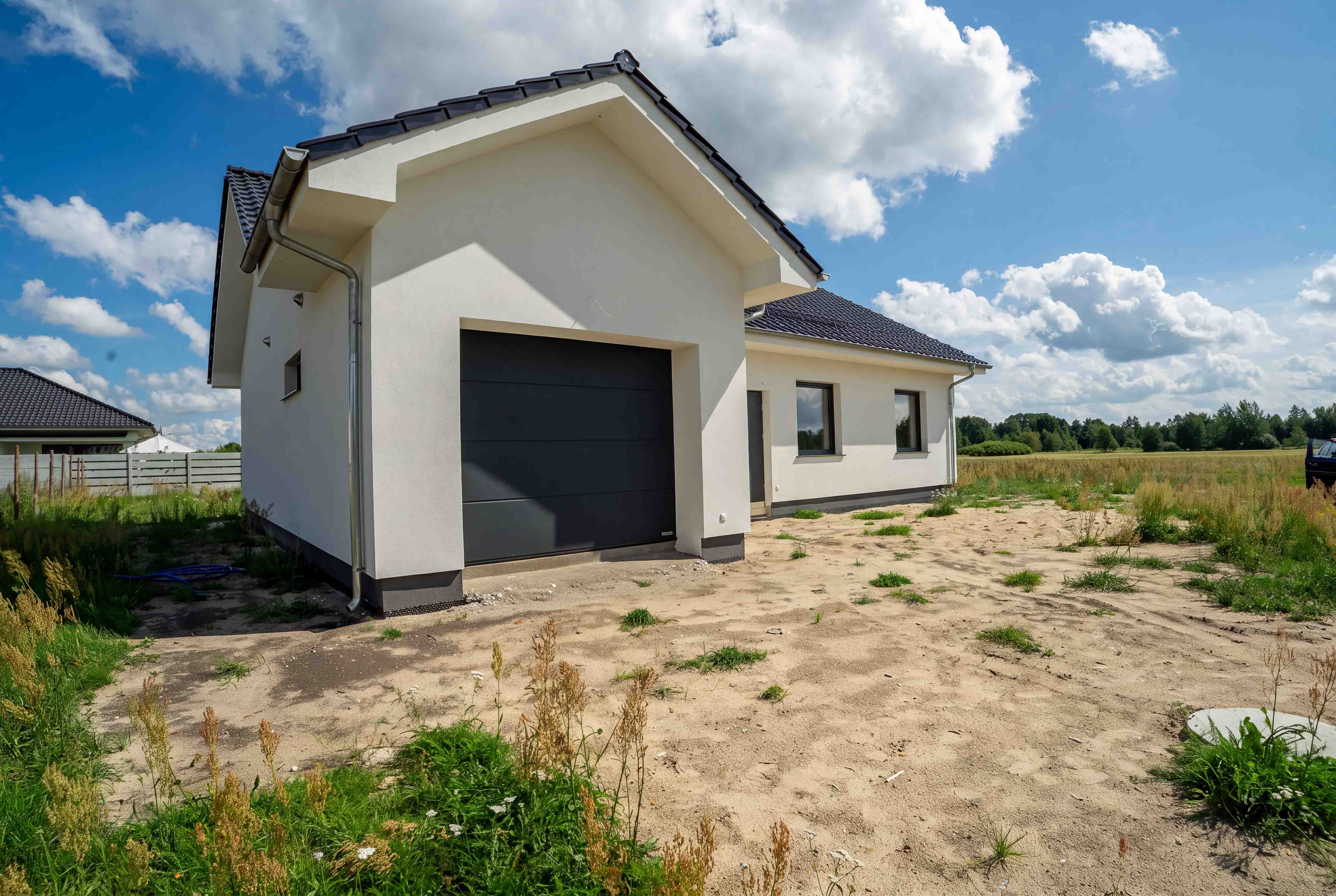 Nowy dom parterowy z garażem, 97 m² — Ochla — Elewacja i działka