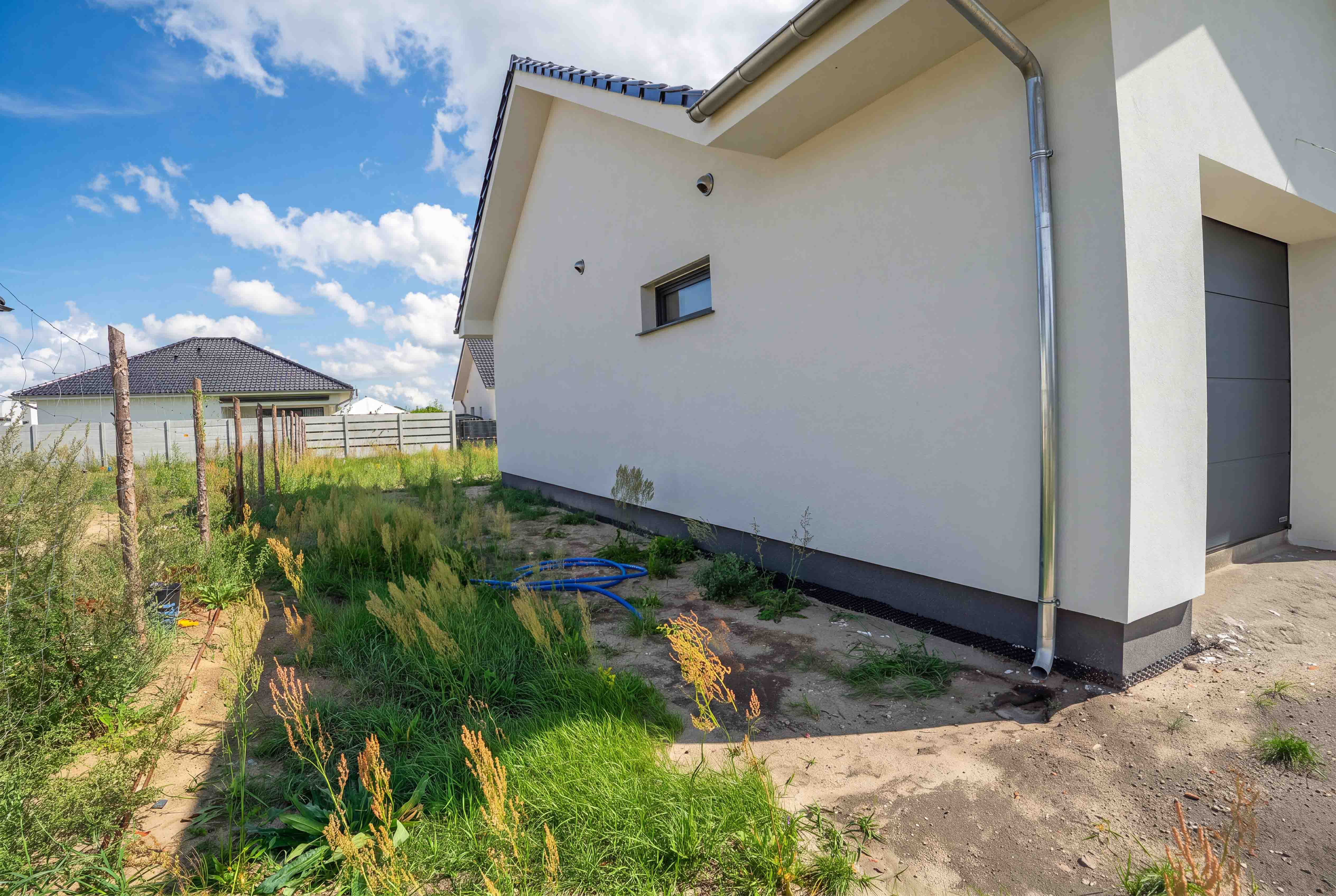 Nowy dom parterowy z garażem, 97 m² — Ochla — Elewacja i działka