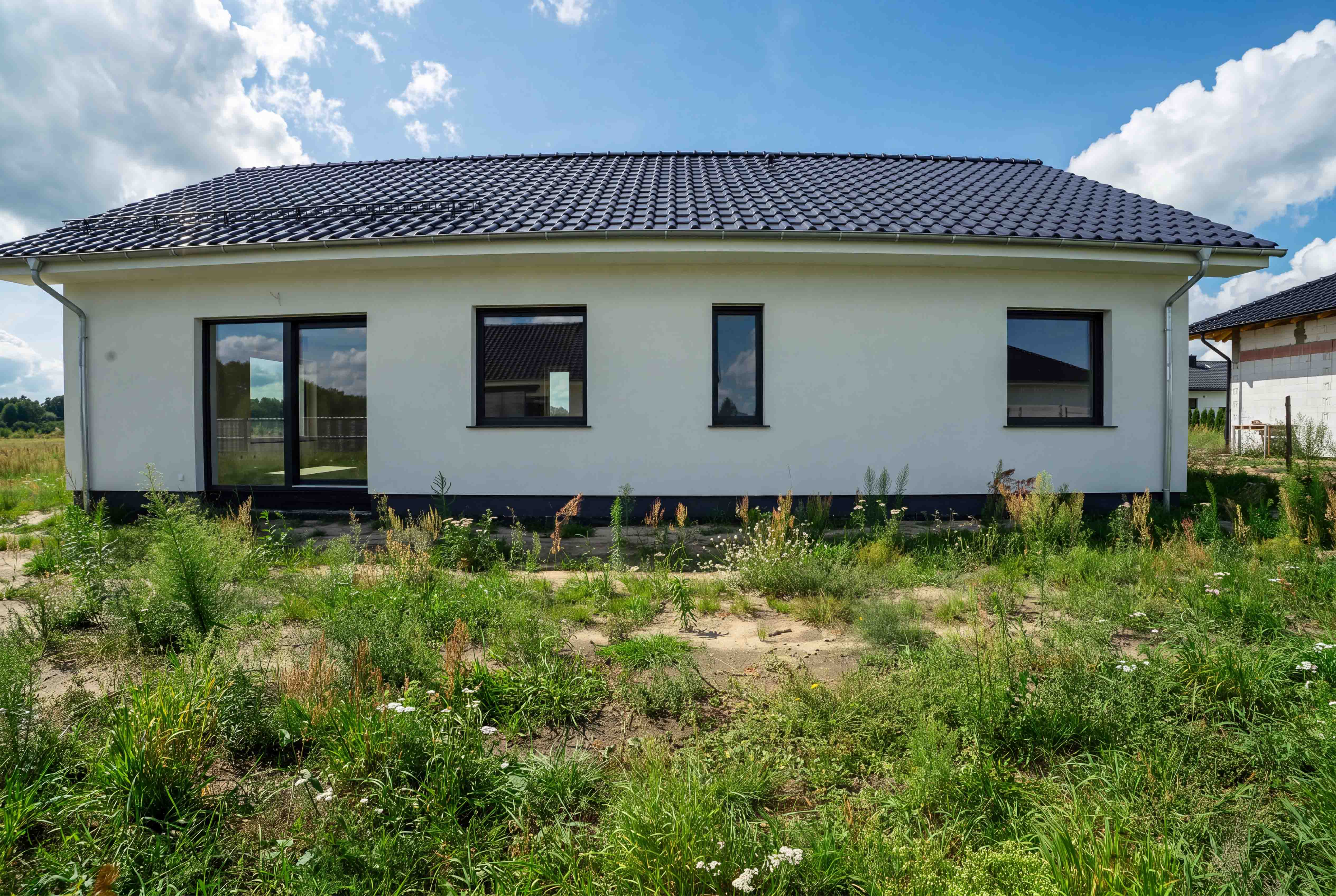 Nowy dom parterowy z garażem, 97 m² — Ochla — Elewacja i działka