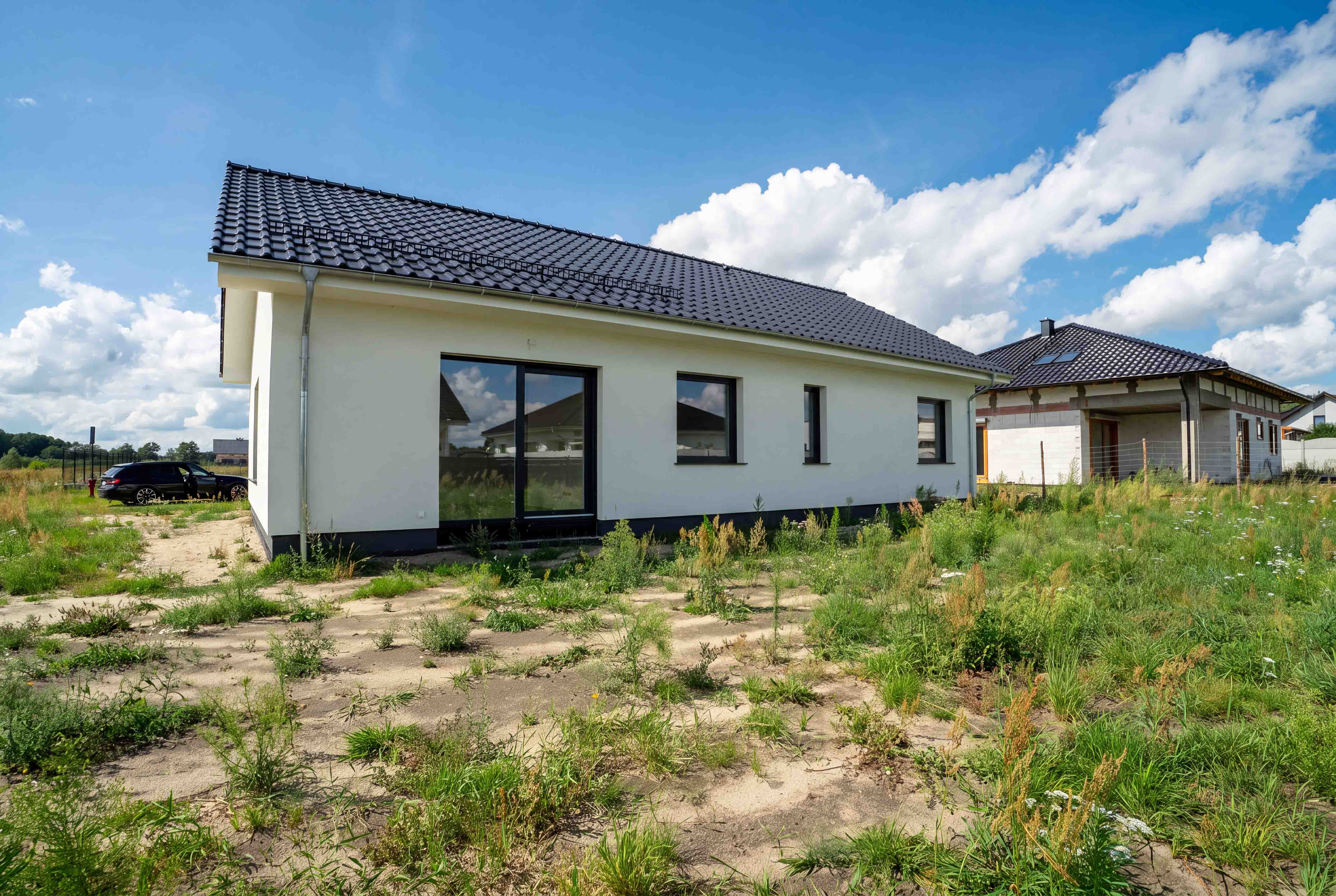 Nowy dom parterowy z garażem, 97 m² — Ochla — Elewacja i działka