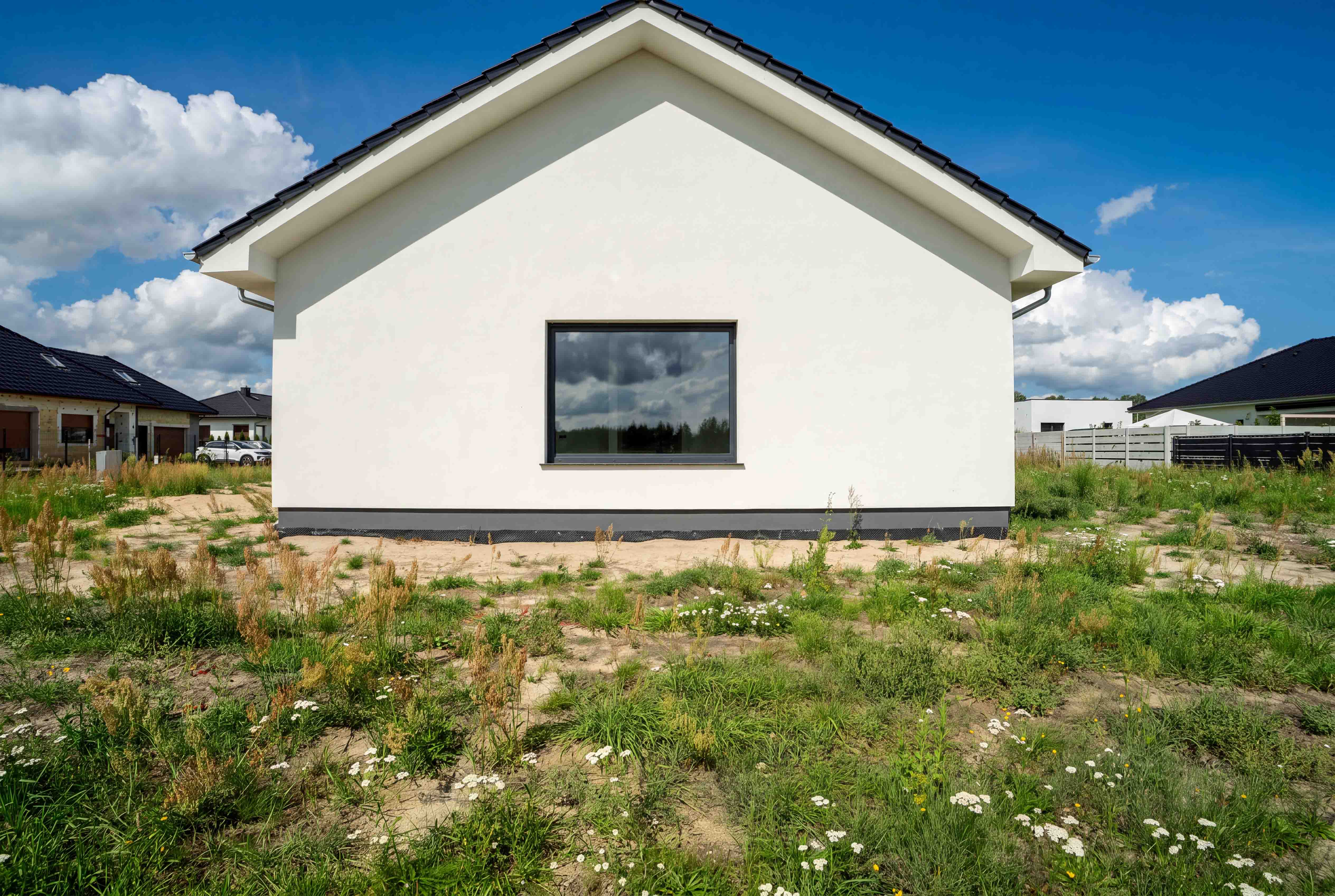 Nowy dom parterowy z garażem, 97 m² — Ochla — Elewacja i działka
