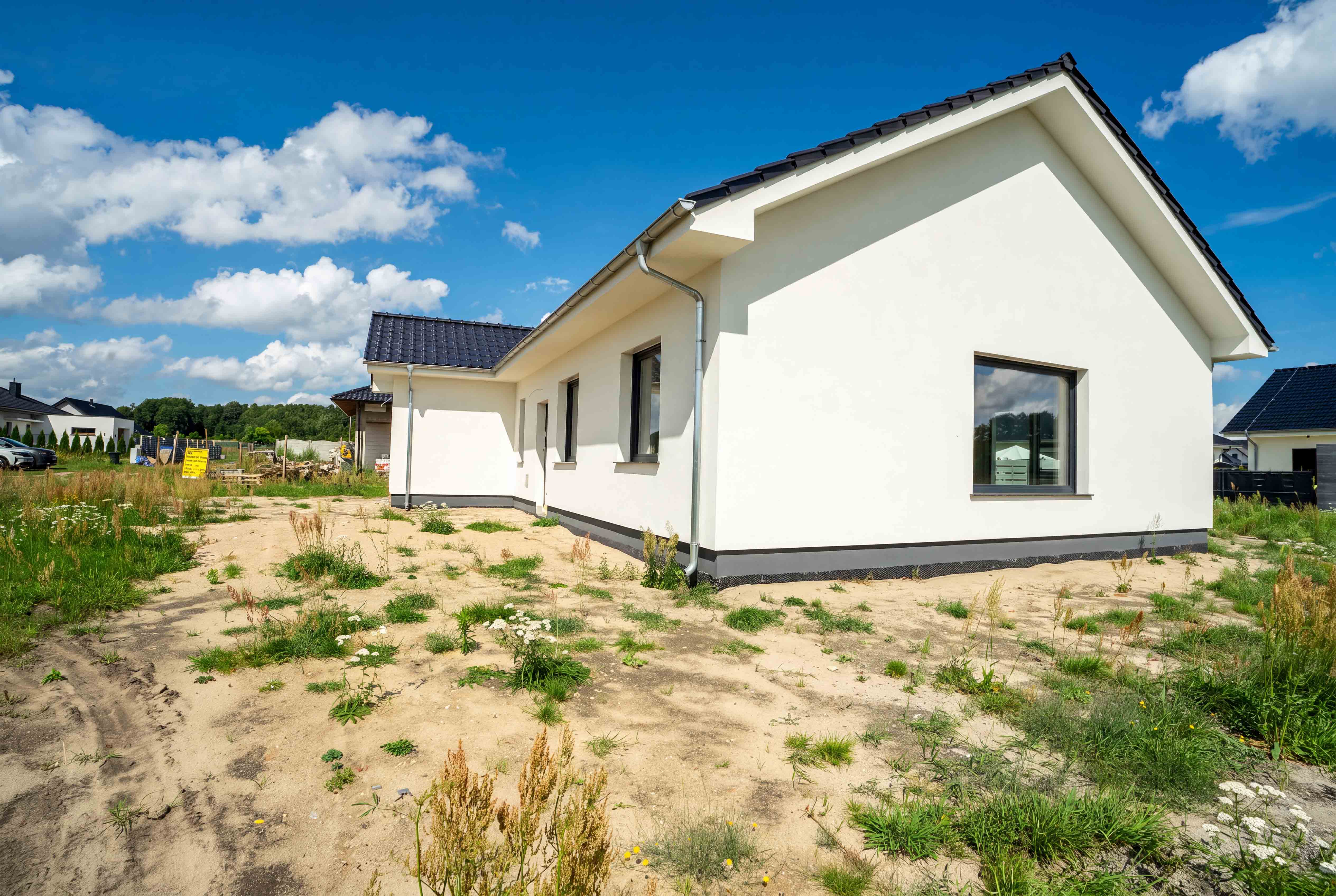 Nowy dom parterowy z garażem, 97 m² — Ochla — Elewacja i działka